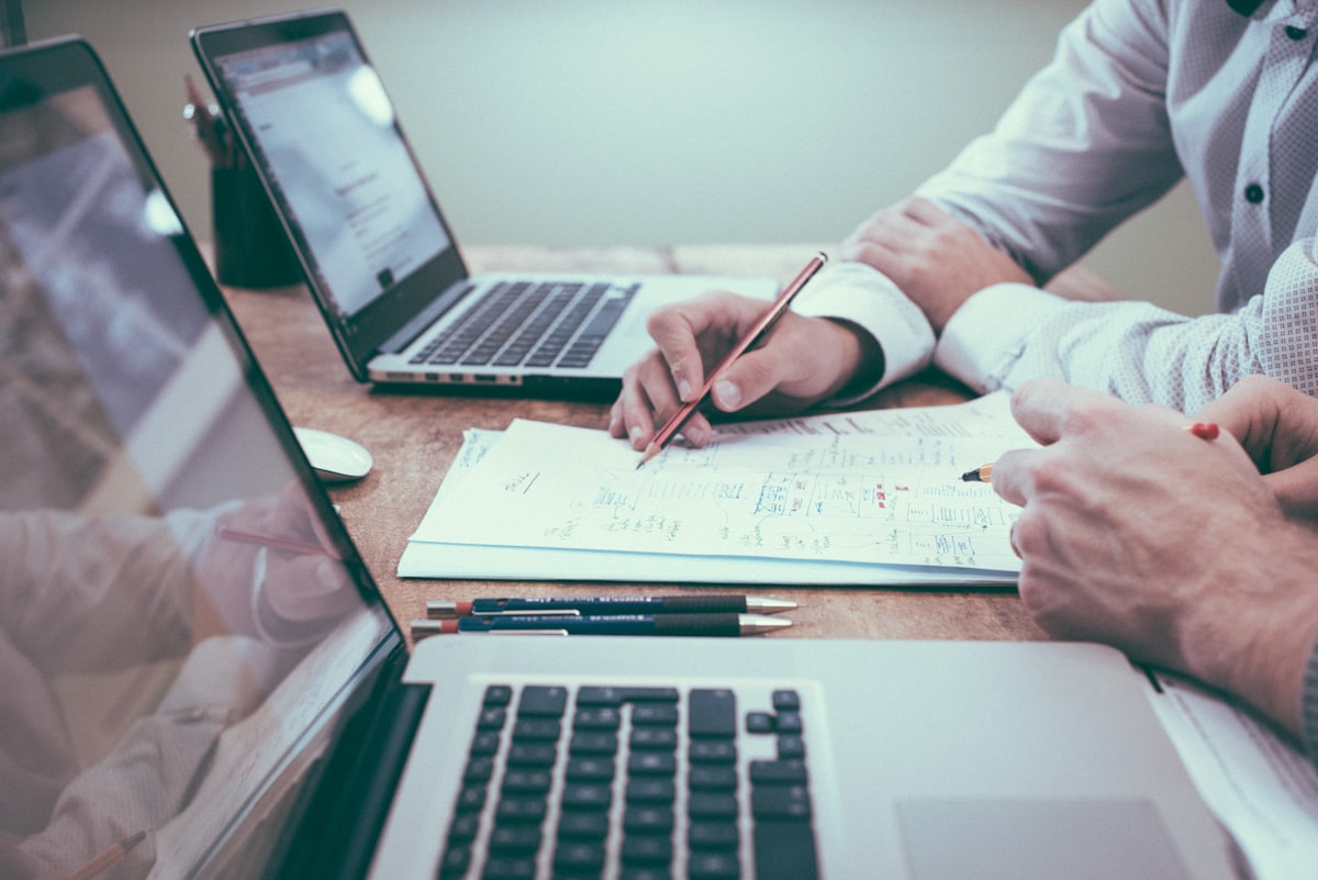Arbeitsplatz mit Unterlagen — Redaktionsrecherche zu Finanzthemen